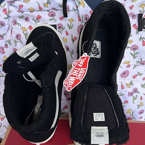 Vans Men’s Sk8-Hi
Cozy Hug Black
VN0A7Q5NBLK
Sneakers - Picture 13 of 16